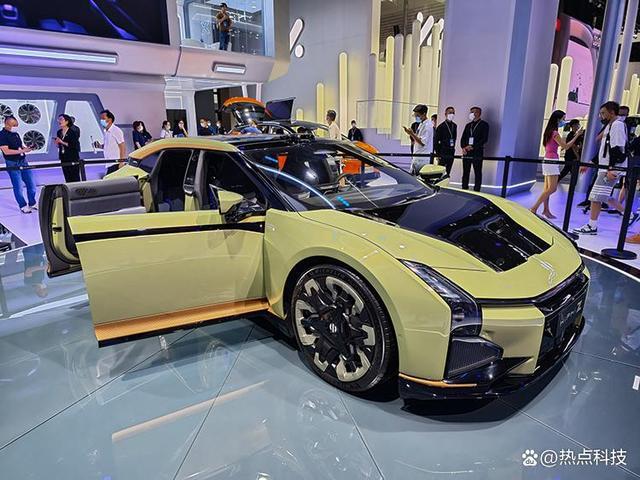 合汽车就在车展上展示了最新上市的智能轿跑hiphi z,该车提供有星驰银